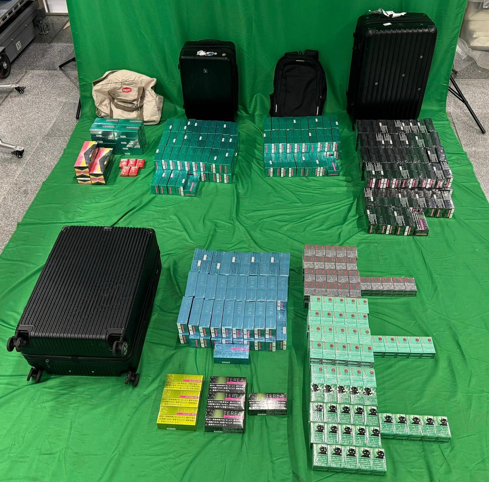 三名入境旅客進口未完稅香煙及另類吸煙產品罪成判囚