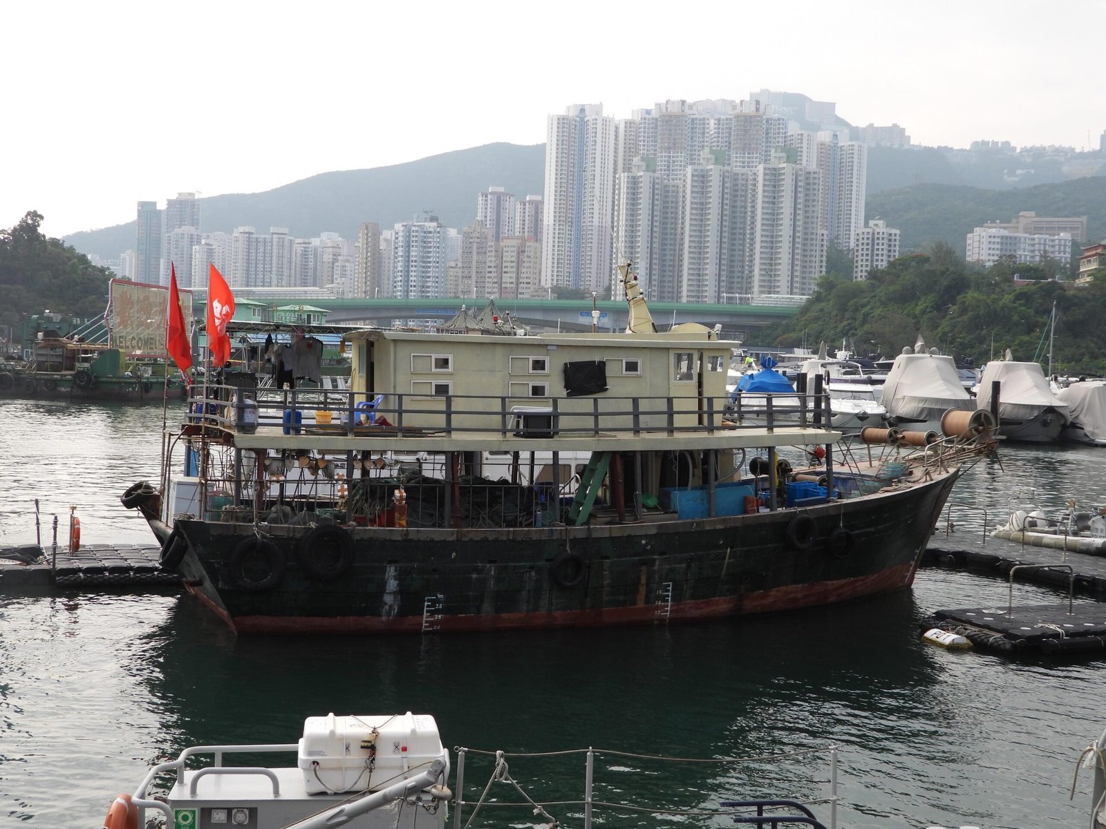 漁護署控告本地船長及五名內地過港漁工涉使用蛇籠捕魚