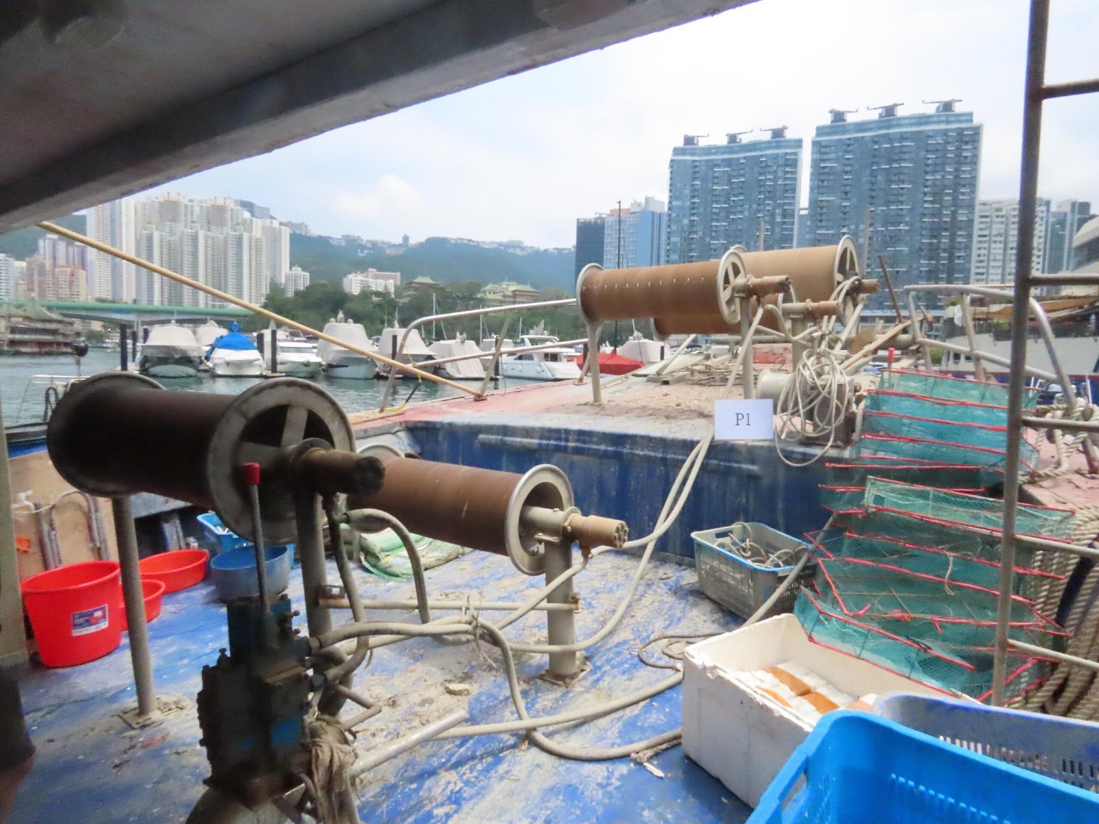 漁護署控告本地船長及五名內地過港漁工涉使用蛇籠捕魚
