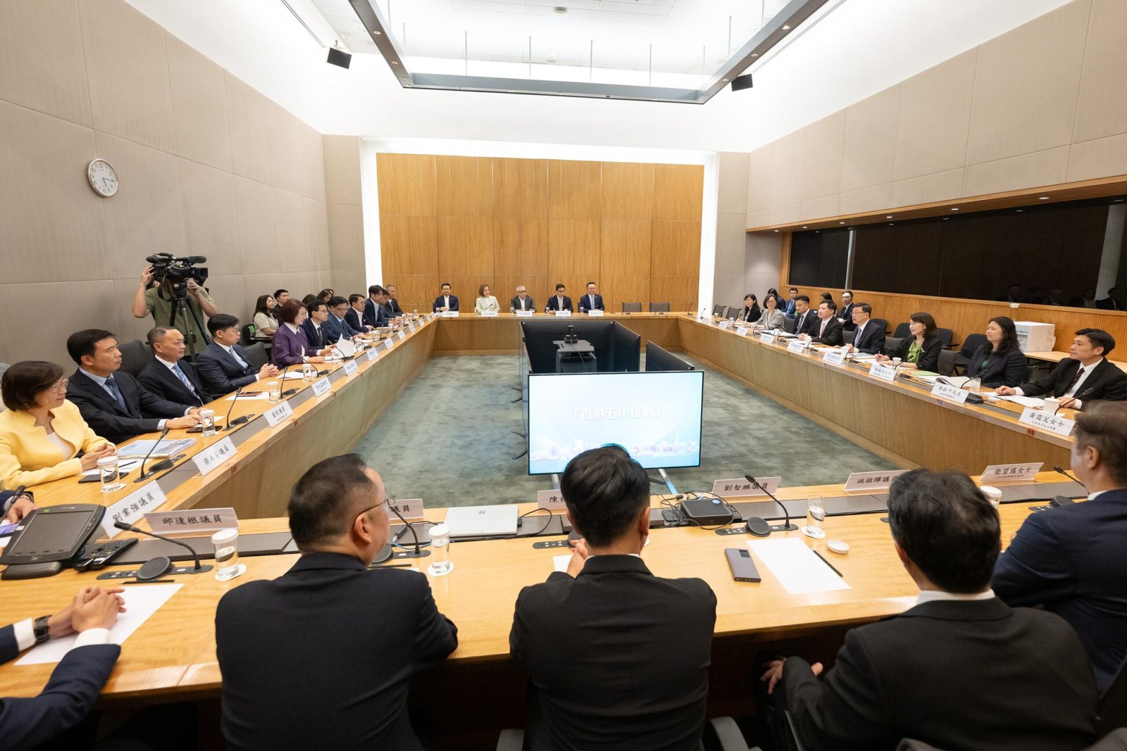 立法會向行政長官提交五年規劃專題研究及意見收集報告