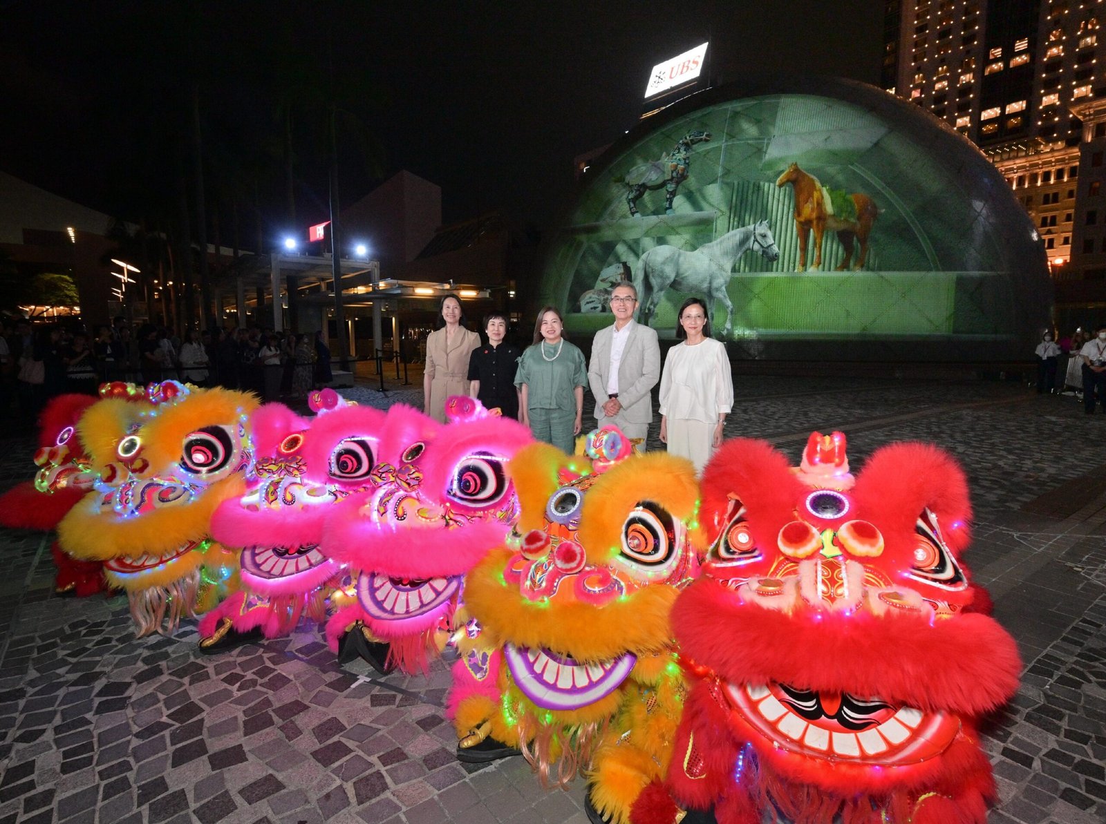 駿馬與非遺光影閃耀太空館圓拱形牆身