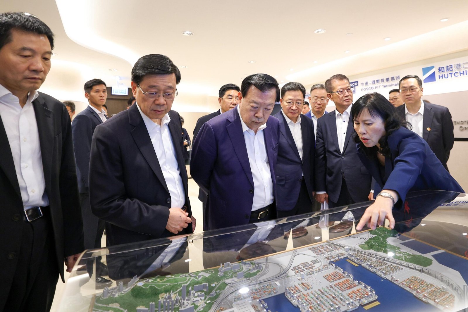 夏寶龍完成在港兩日考察調研下午離港