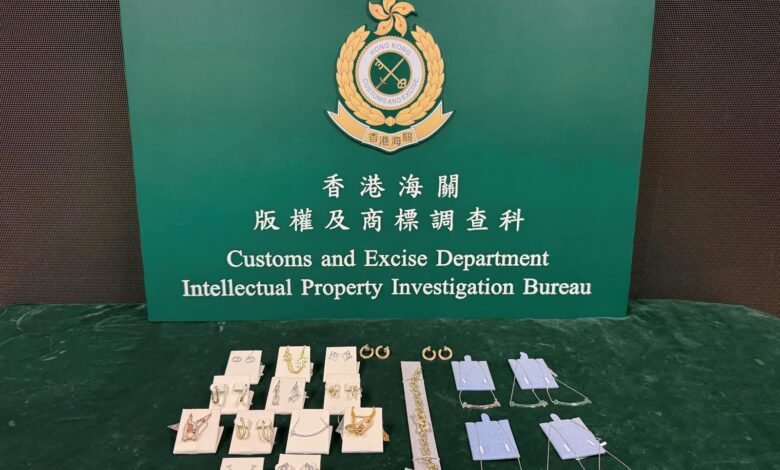 香港海關打擊展覽攤位售賣懷疑冒牌及侵權首飾