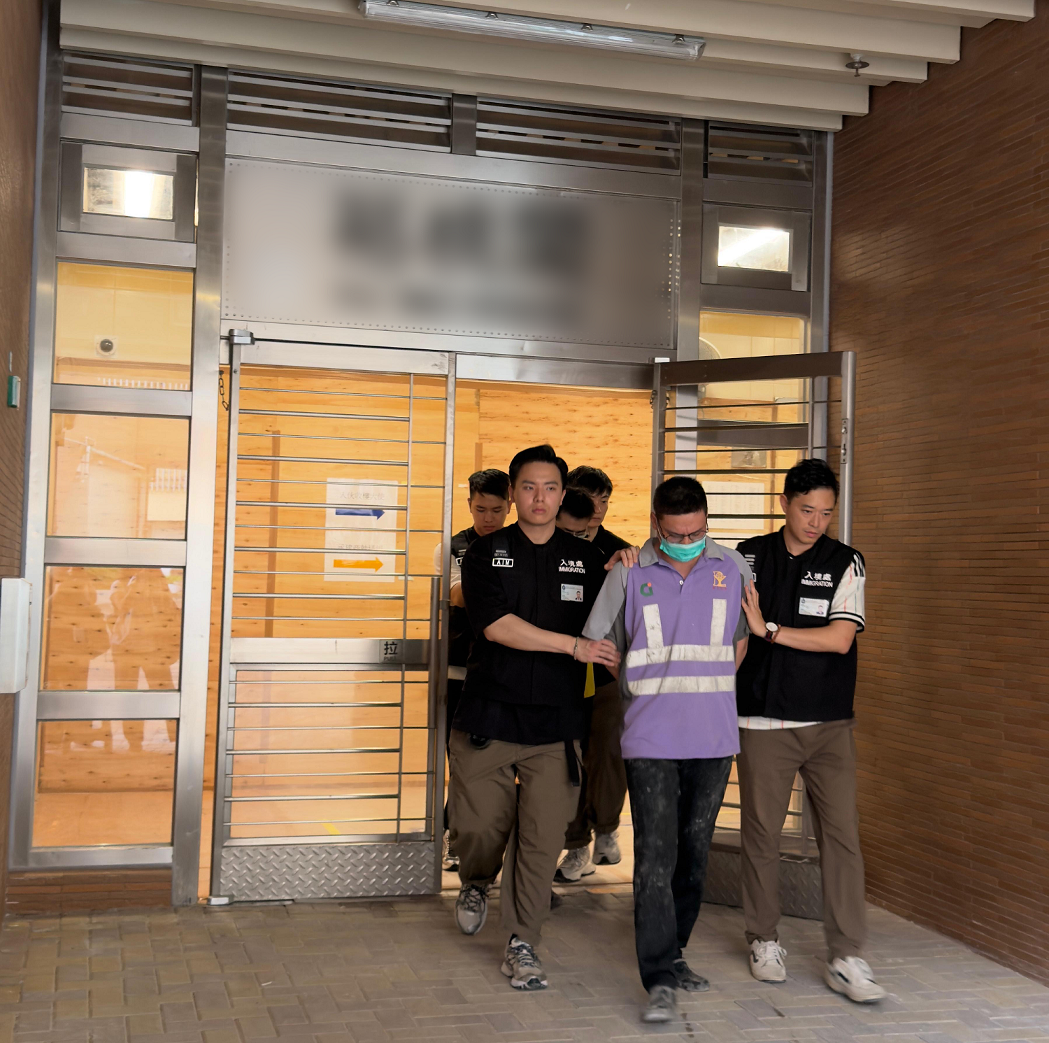 東涌新屋苑反黑工行動拘8人