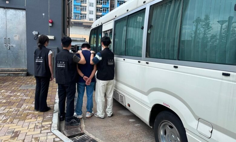 東涌新屋苑反黑工行動拘8人