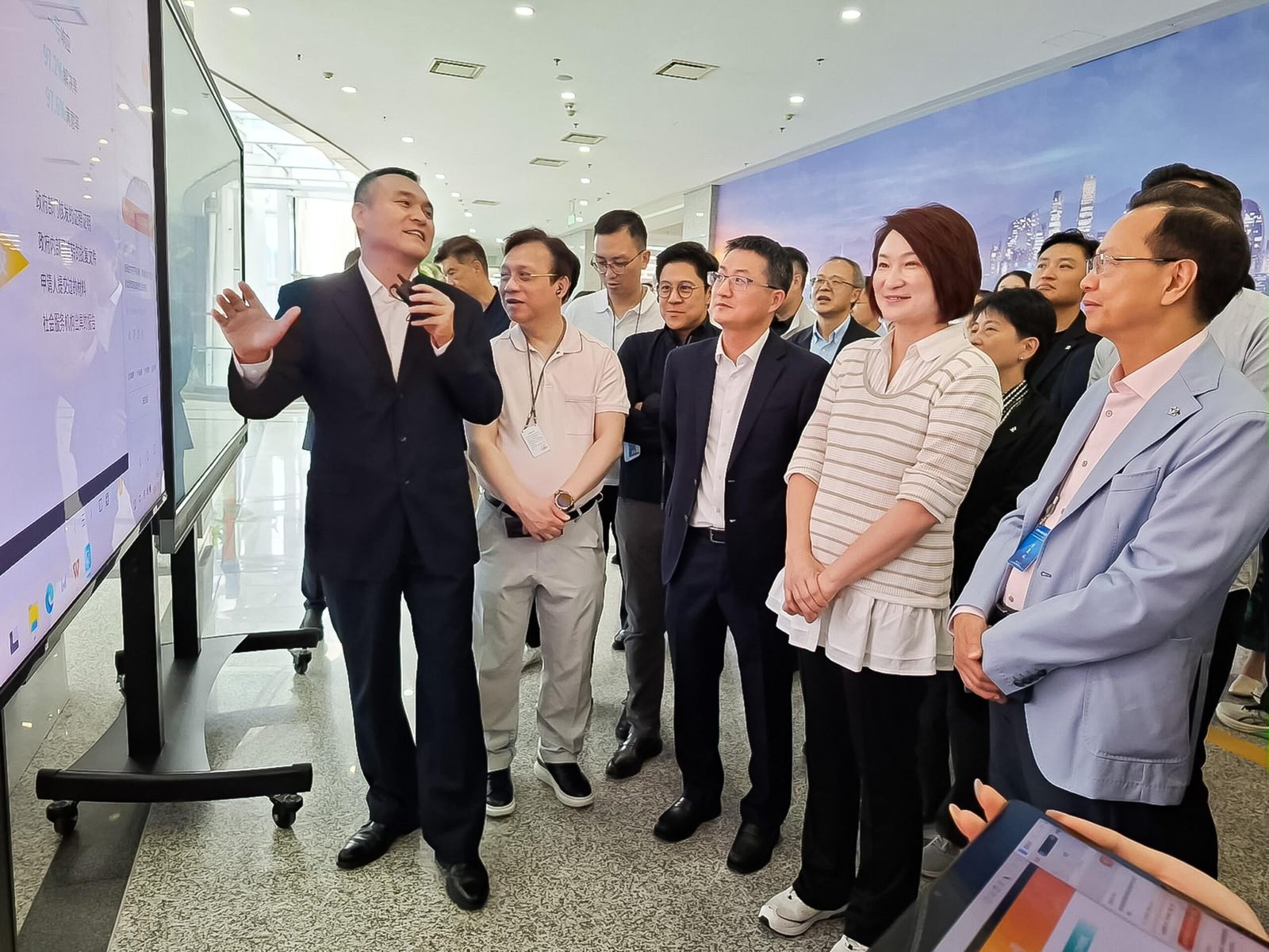 立法會議員北京研修第四日 到訪12345市民熱線中心了解運作