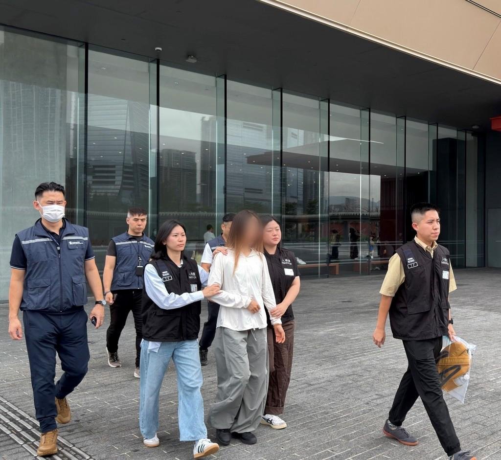 社交平台放蛇查非法導遊攝影服務 兩女子被捕