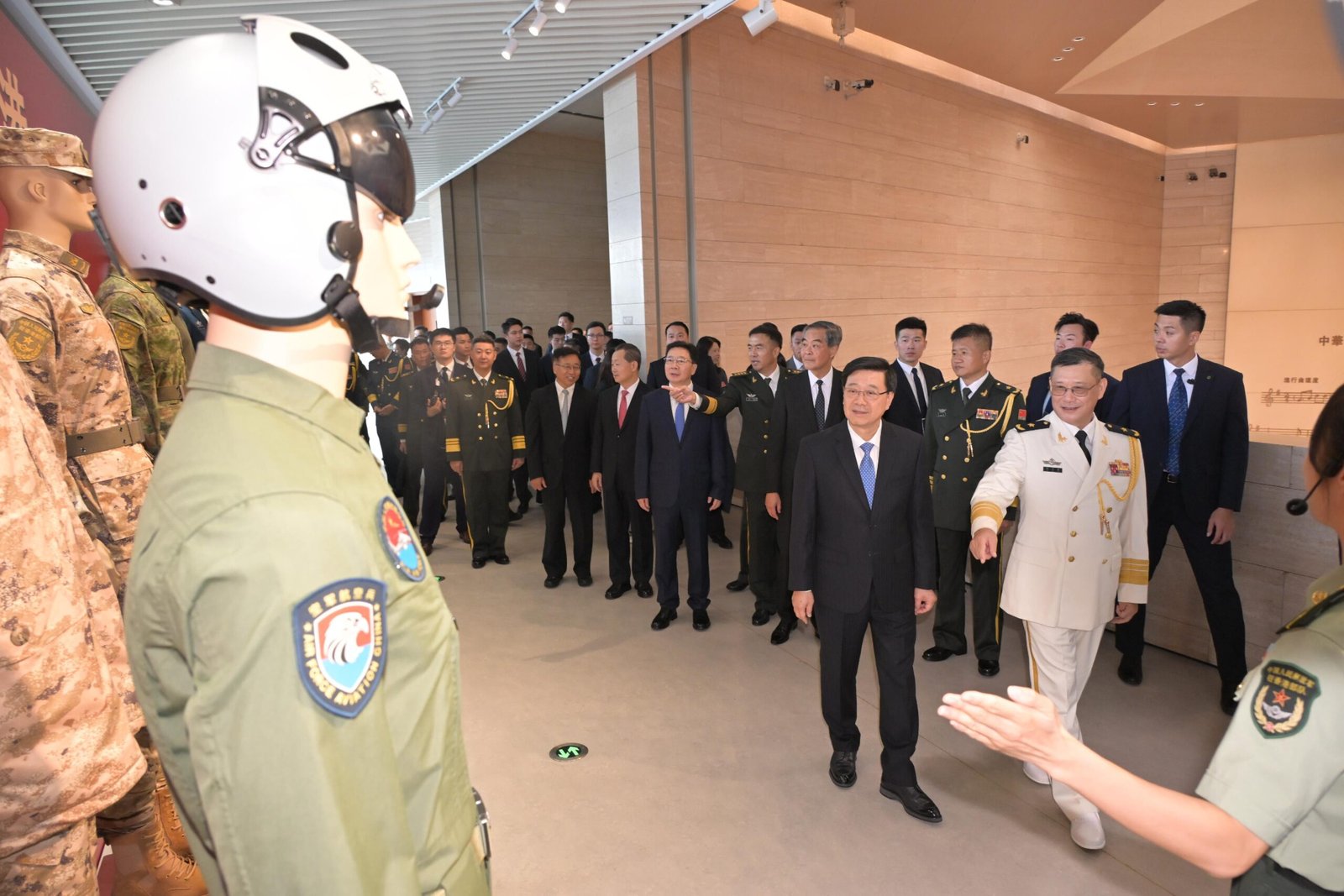 解放軍建軍99周年港舉行招待會 李家超致辭向解放軍及駐港部隊致意