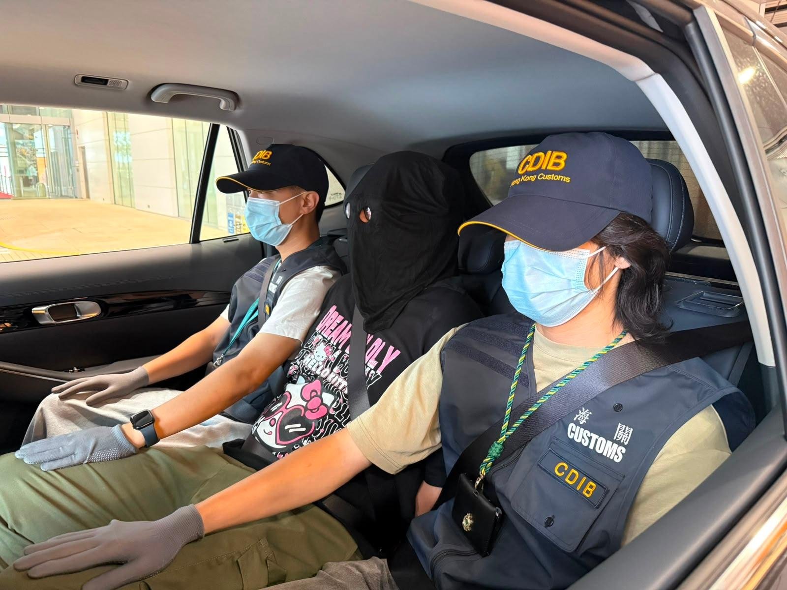 海關天水圍檢獲約百萬懷疑大麻花 二十九歲男子被控販運危險藥物