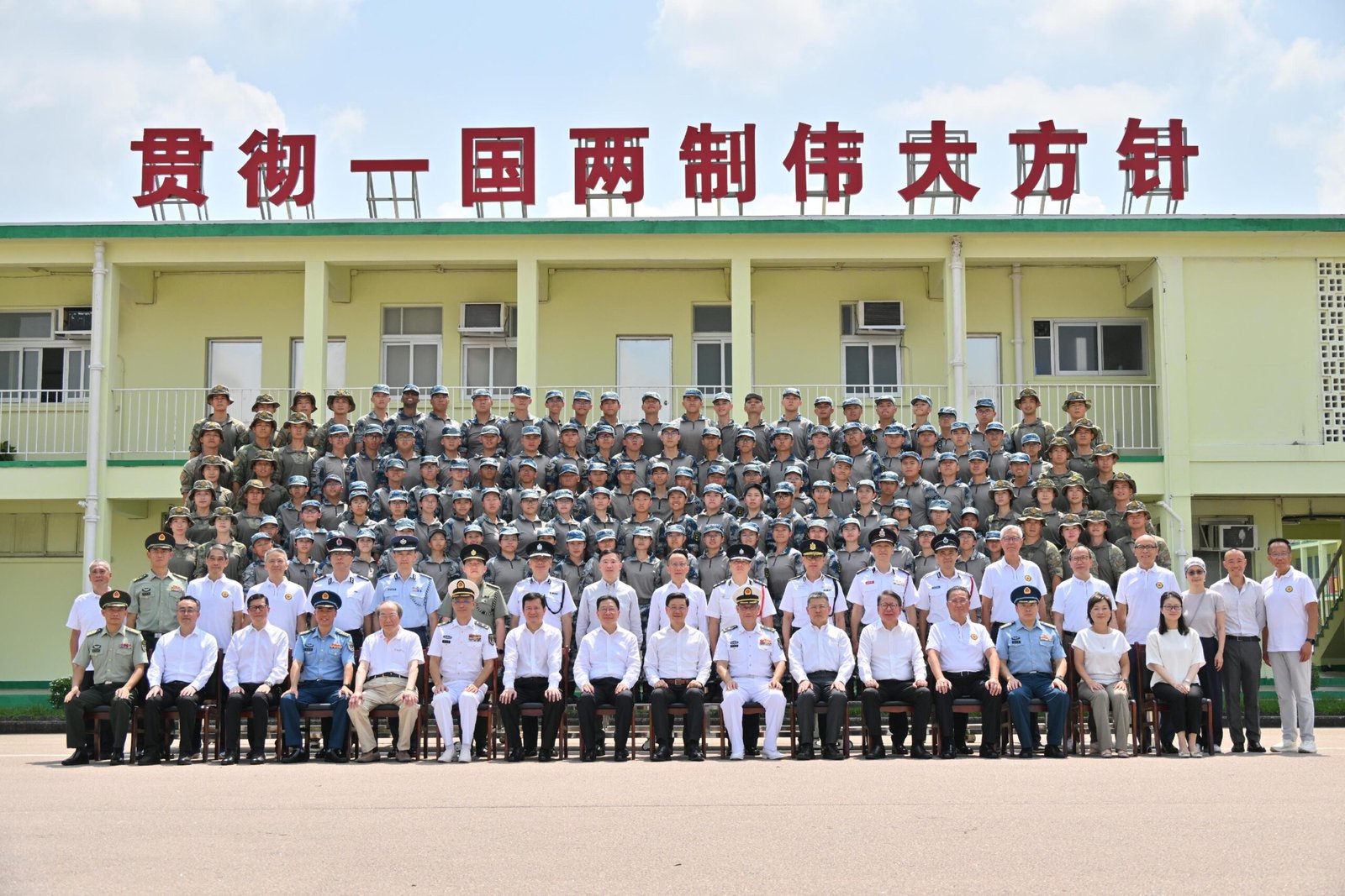 行政長官出席軍事夏令營結業典禮 勉學員厚植家國情懷