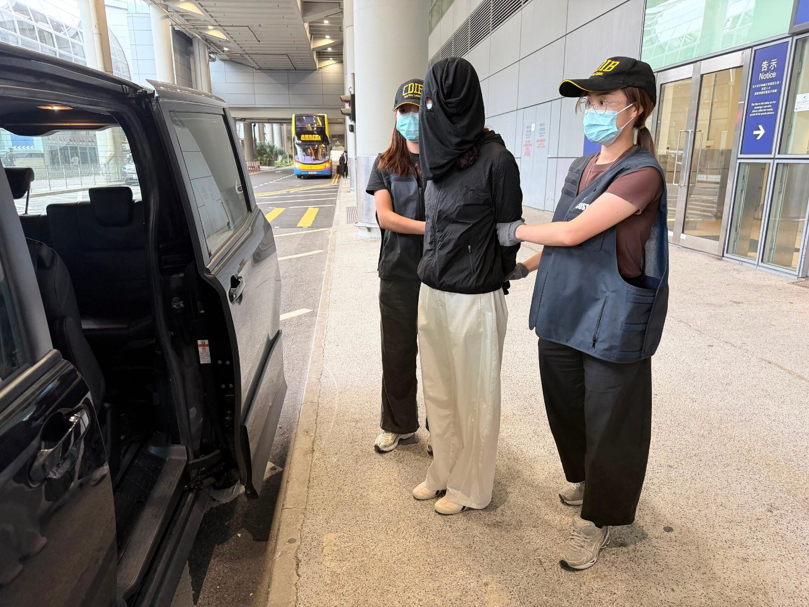 機場檢獲約二十七公斤懷疑大麻花 兩女被控販運危險藥物
