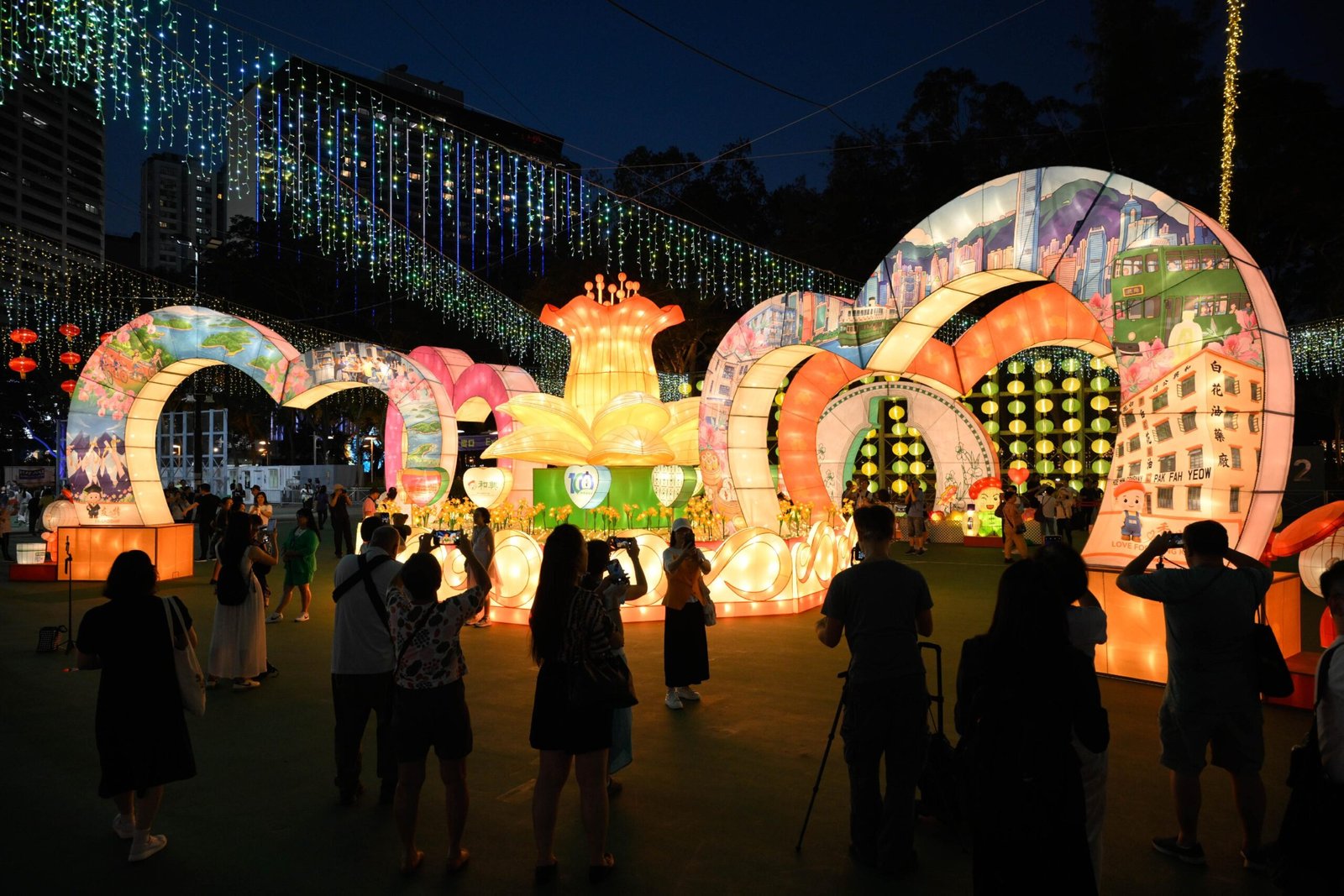 維園中秋綵燈會揭幕 亮燈延至凌晨