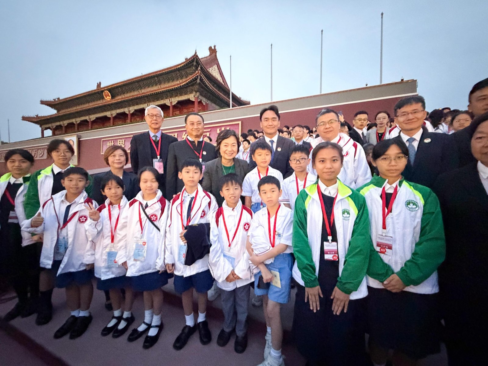 港澳青少年升旗隊訪京團天安門廣場升旗 蔡若蓮率團續訪北京院校
