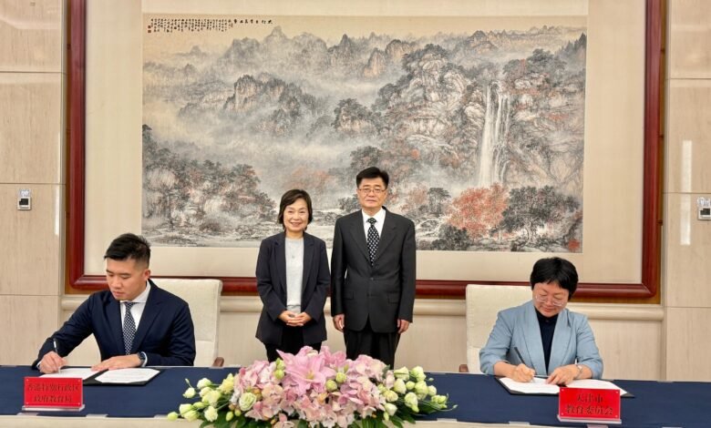 港澳青少年升旗隊訪京團天安門廣場升旗 蔡若蓮率團續訪北京院校