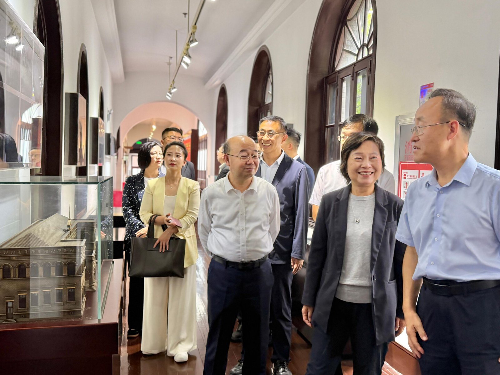 港澳青少年升旗隊訪京團天安門廣場升旗 蔡若蓮率團續訪北京院校