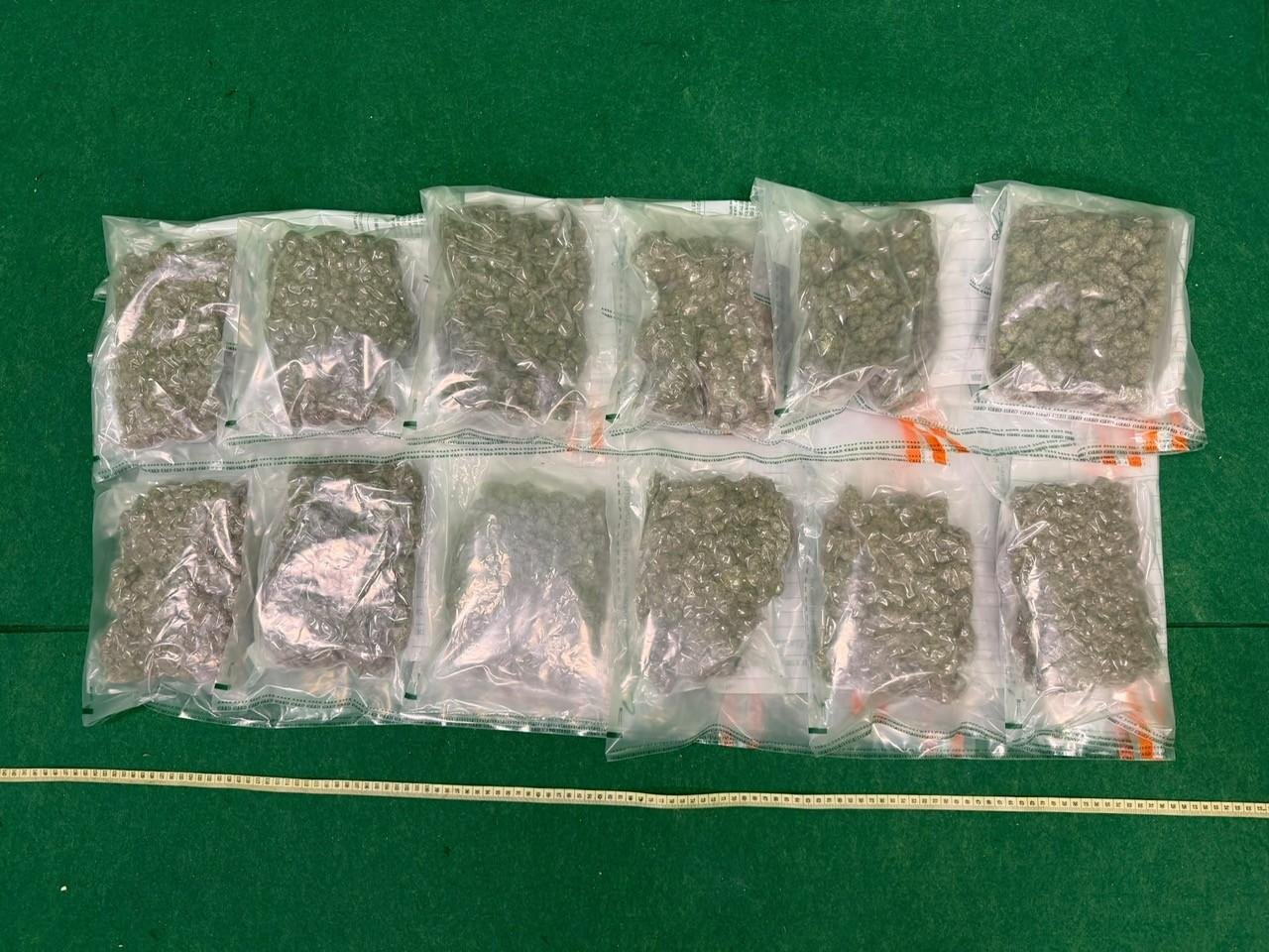 機場偵破兩宗入境旅客販毒案 海關檢約三公斤懷疑大麻花