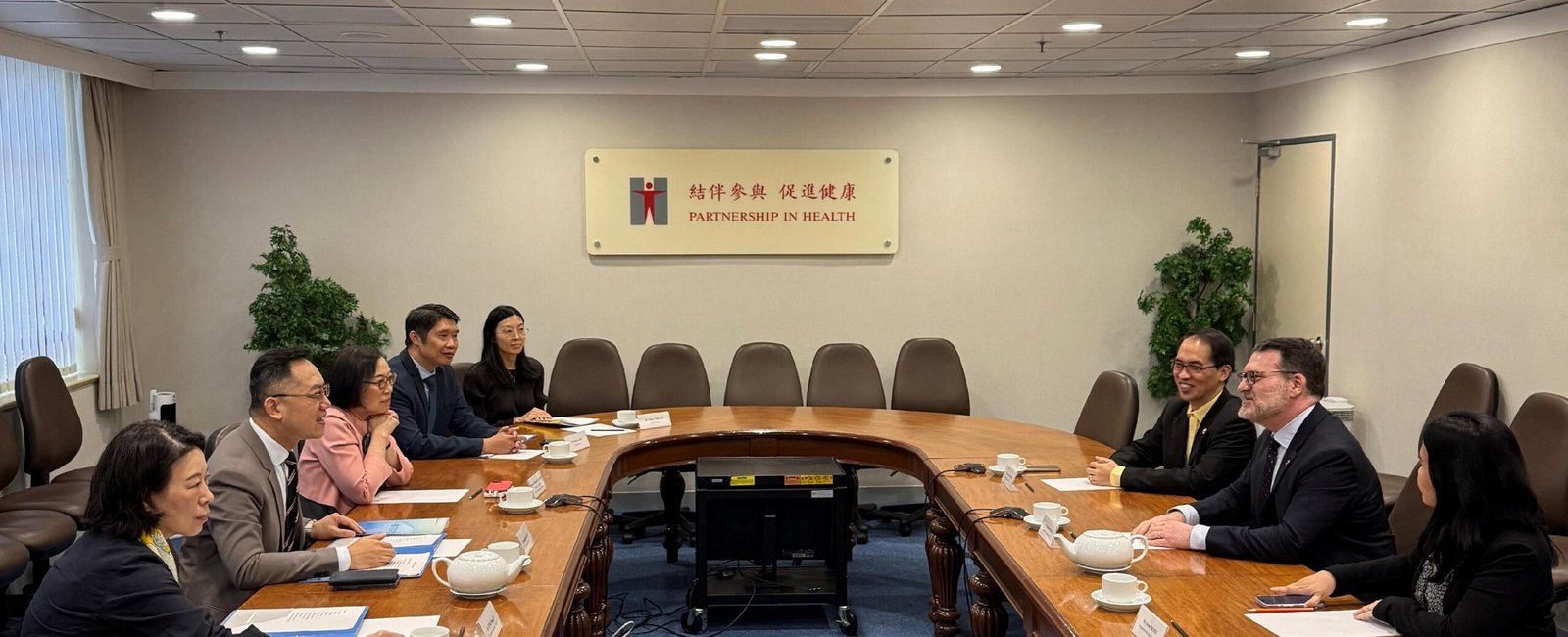 布萊克訪港晤林文健 談控煙十招與加味煙禁售